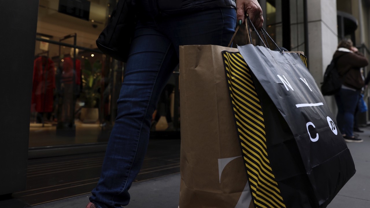US consumer confidence dips amidst economic uncertainty