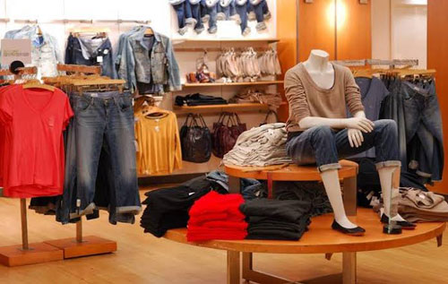 US RETAIL SECTOR FACES TROUBLED